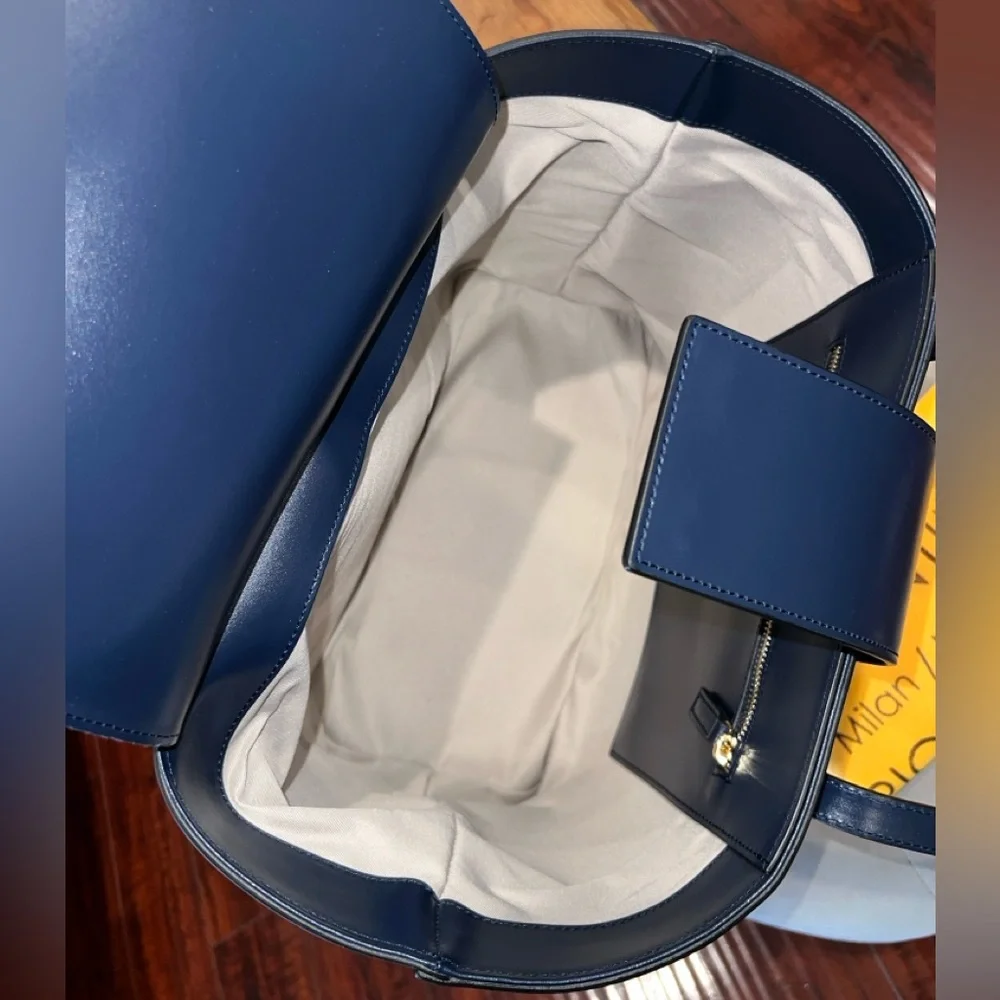 Mario Valentino NWT Large Smooth Leather Tote Bag Made in Italy w/ Dust Bag - Picture 8 of 17